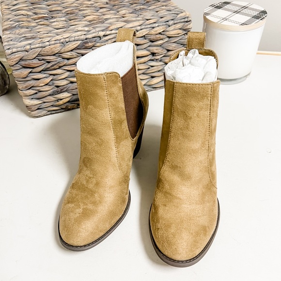 Kenneth Cole Reaction Taupe Brown Heeled Chelsea Booties Size 8 - Picture 6 of 8